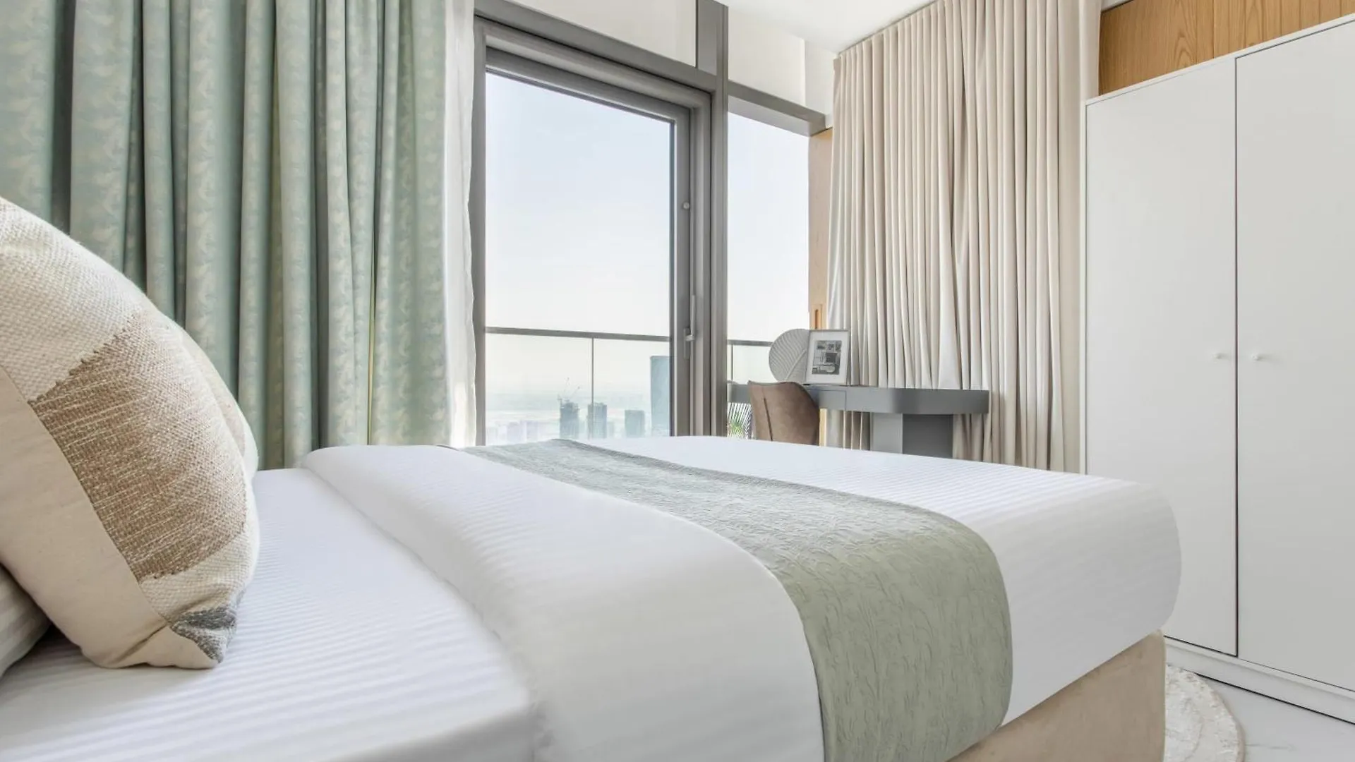 Apartment Frank Porter - Paramount Dubai United Arab Emirates