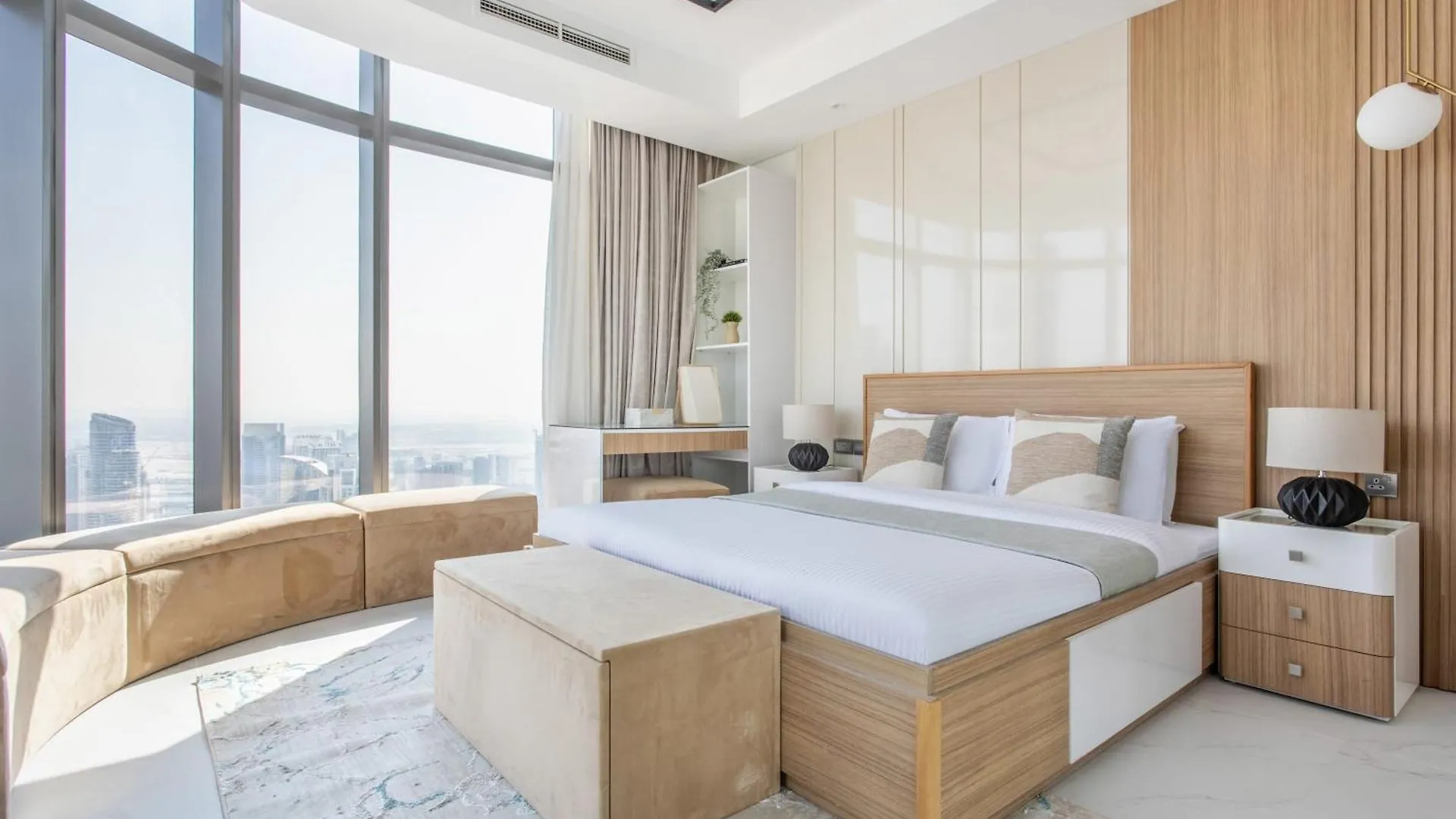 Frank Porter - Paramount Dubai 0*,